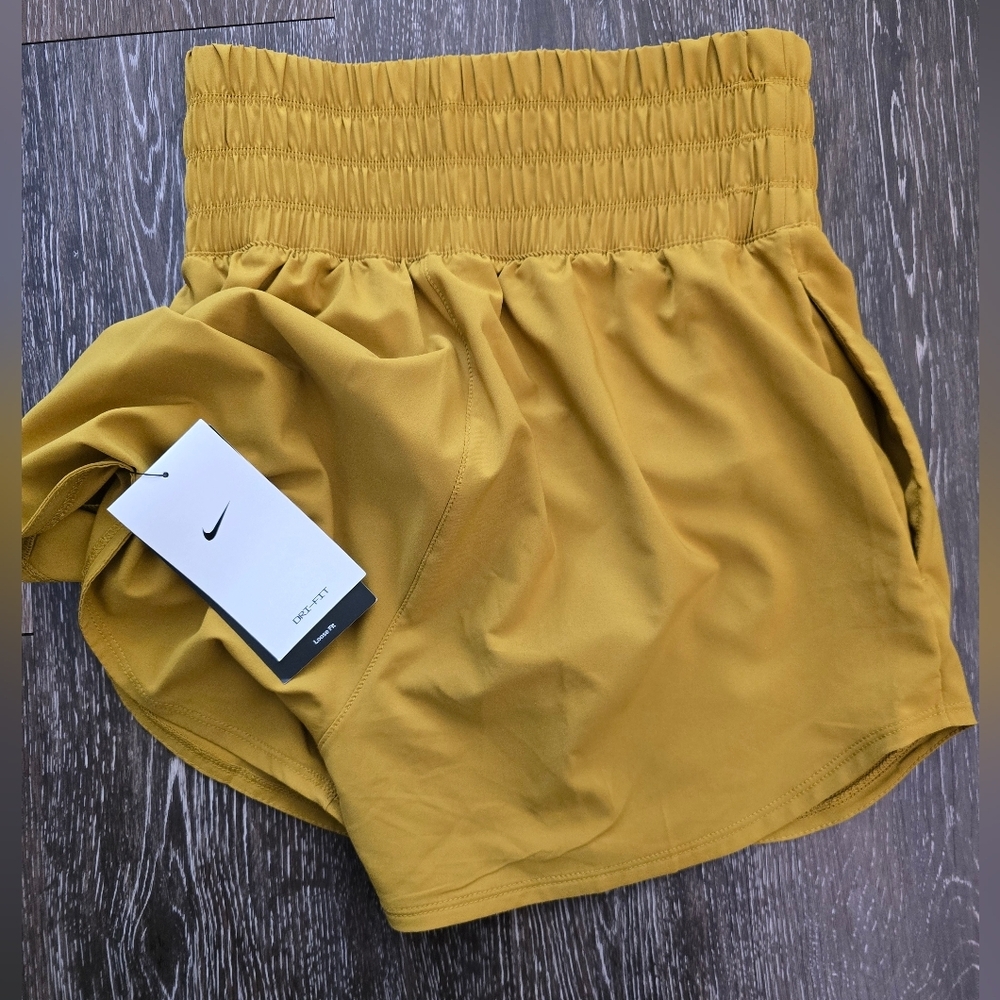 Women's Nike One Dri-FIT Ultra High-Waisted 3-Inch Brief-Lined Shorts size XS - Picture 2 of 11